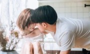 聊天中怎么让女生更喜欢自己？掌握“脆弱面”，成为她最爱的男人