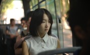 周冬雨英语为什么这么好，周冬雨为什么胸是平的